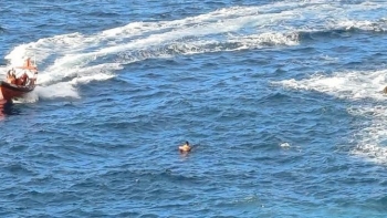 Imagem de SANAS resgata espanhol no mar do Porto Moniz