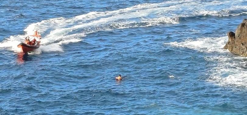 Imagem de SANAS resgata espanhol no mar do Porto Moniz