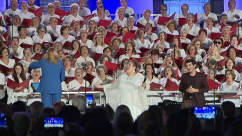 Imagem de Praça cheia para ouvir concerto com coro (vídeo)