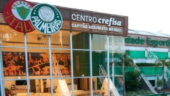Imagem de Adeptos furiosos atacam centro de treinos do Palmeiras