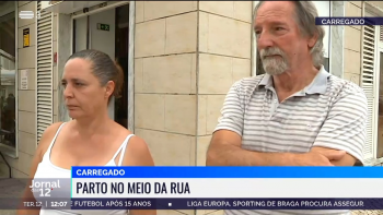 Imagem de Grávida de risco dá a luz no meio da rua auxiliada pela família (vídeo)