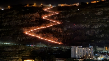 Imagem de Fachos abrilhantaram vale de Machico (vídeo)
