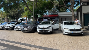 Imagem de Motoristas TVDE em protesto com os carros na porta da Assembleia (vídeo)