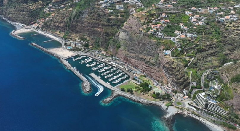 Imagem de Homem ferido em explosão na Marina da Calheta