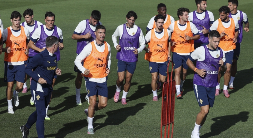 Imagem de Minuto de silêncio em memória de Jota e Jorge Costa antes do Arménia-Portugal