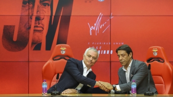 Imagem de Mourinho assina pelo Benfica até 2027