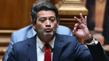 Imagem de Ventura recusa voltar atrás na lei de estrangeiros, Montenegro pede respeito pela democracia