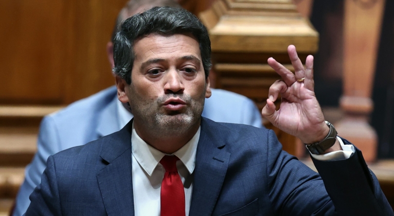 Imagem de Ventura recusa voltar atrás na lei de estrangeiros, Montenegro pede respeito pela democracia