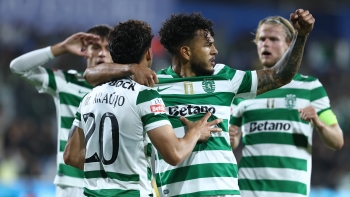 Imagem de Sporting iguala provisoriamente líder FC Porto com triunfo no Estoril