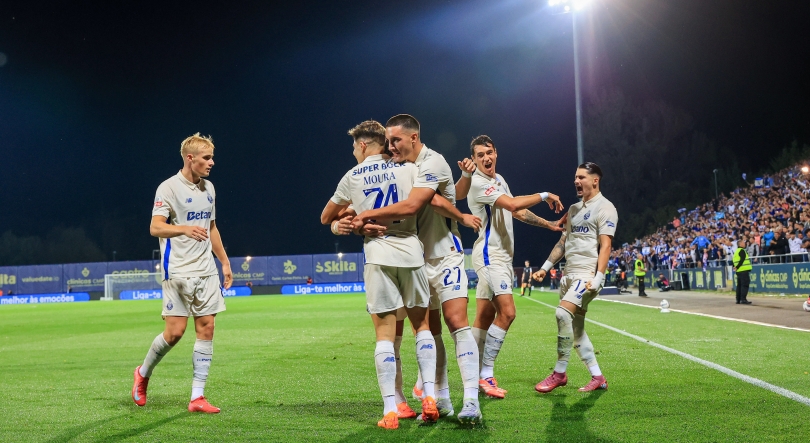 Imagem de FC Porto goleia em Arouca e continua 100% vitorioso na liderança