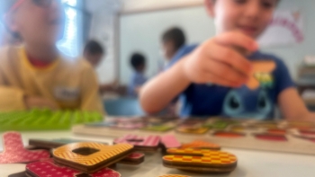 Imagem de Milhares de alunos e professores de regresso à escola (vídeo)