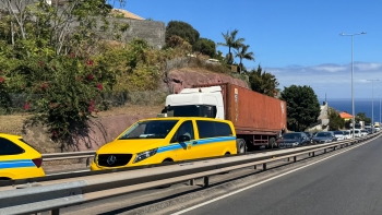 Imagem de Acidente na via rápida gera trânsito no Caniço