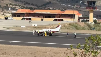 Imagem de Avioneta retirada da pista do aeroporto com recurso a ‘patim’ (vídeo)