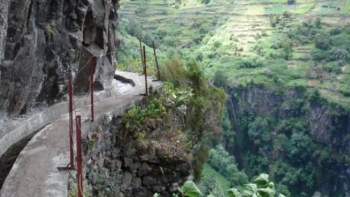 Imagem de Bombeiros em operação de resgate na Levada do Castelejo