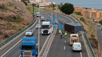 Imagem de Contentor desprendeu-se de camião e danificou rail da via rápida (vídeo)
