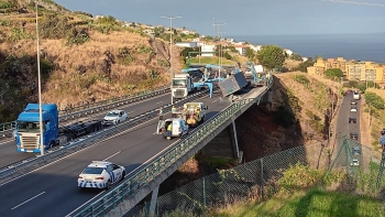 Imagem de Contentor está a ser retirado da via rápida (vídeo)