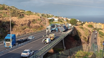 Imagem de Contentor ‘desgovernado’ encerrou via rápida durante duas horas (vídeo)