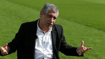 Imagem de Jornalistas do Azerbaijão ‘apertam’ Fernando Santos: “Algum voo direto da Islândia para Portugal?”