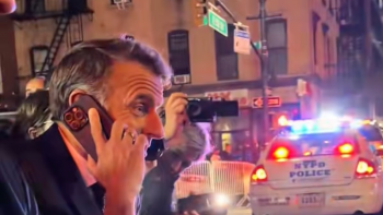 Imagem de Macron bloqueado na rua por comitiva de Trump