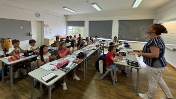 Imagem de Regresso às aulas faz-se em várias línguas no Arco da Calheta (áudio)