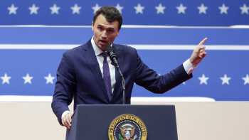 Imagem de Charlie Kirk morre após ser baleado num evento universitário em Utah