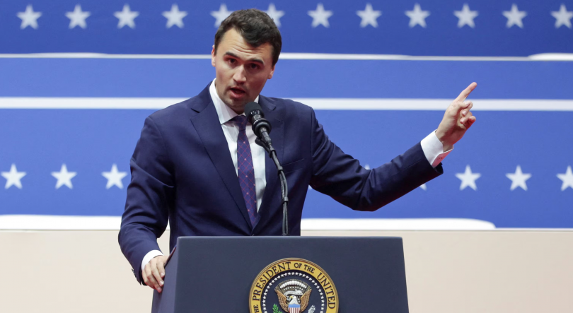 Imagem de Charlie Kirk morre após ser baleado num evento universitário em Utah