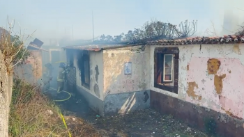 Imagem de Incêndio em casas devolutas mobiliza bombeiros (vídeo)