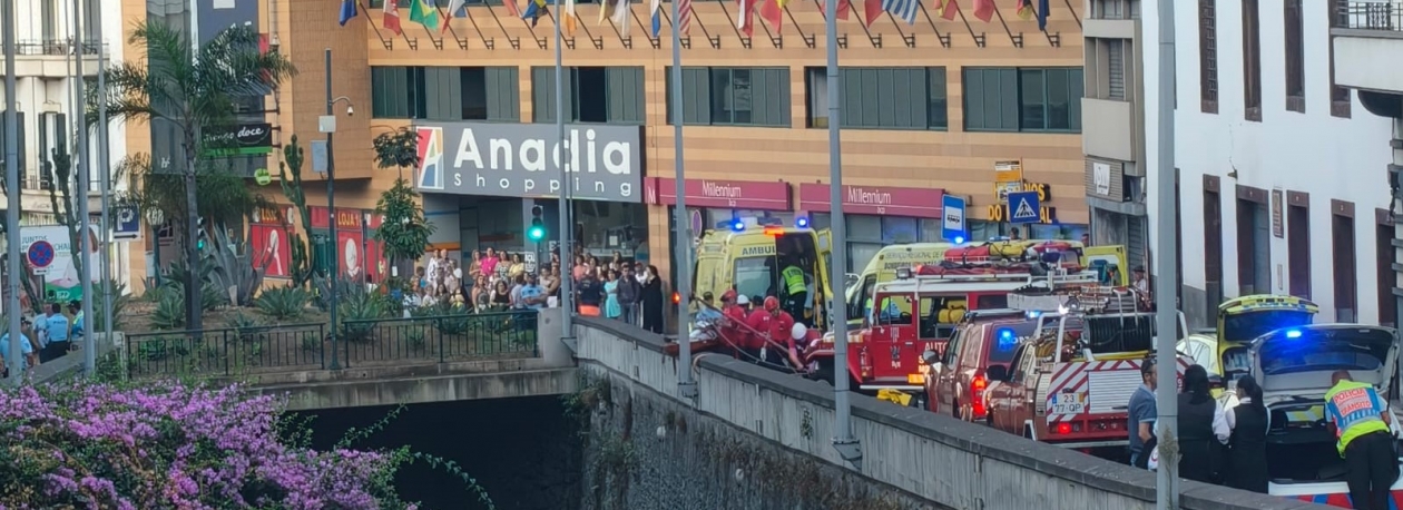 Imagem de Mulher projetada para dentro da ribeira de João Gomes