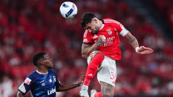 Imagem de Benfica joga com mais um mas cede empate