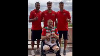 Imagem de Jogadores do Marítimo visitam jovem que perdeu as pernas num acidente
