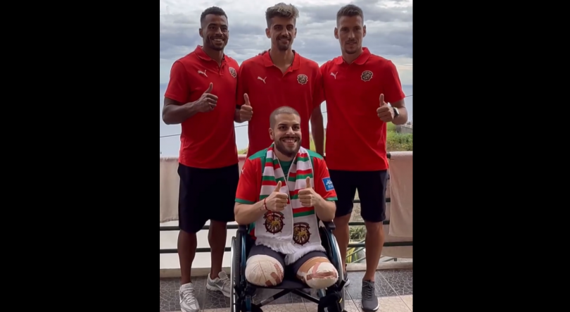 Imagem de Jogadores do Marítimo visitam jovem que perdeu as pernas num acidente