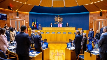 Imagem de Parlamento da Madeira faz um minuto de silêncio por Francisco Pinto Balsemão (áudio)