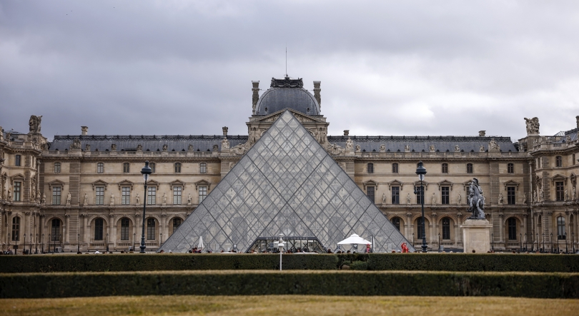 Imagem de Detidos dois homens ligados ao roubo de joias no Museu do Louvre