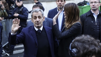 Imagem de Sarkozy reafirmou a sua inocência antes de entrar na prisão