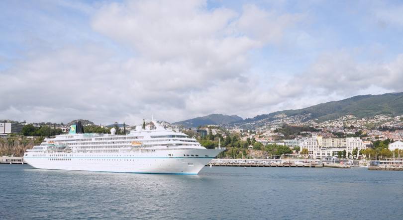 Imagem de Amadea passa a noite no Porto do Funchal