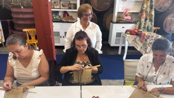 Imagem de São poucas as bordadeiras de casa que ainda fazem tapeçaria na Madeira (áudio)