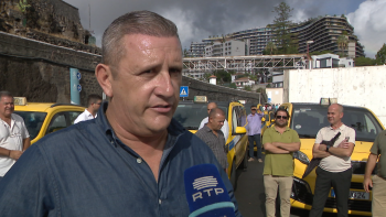 Imagem de Táxistas protestam porque os turistas compram bilhetes de autocarro (vídeo)