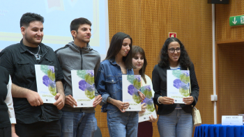 Imagem de 300 formandos receberam os diplomas (vídeo)