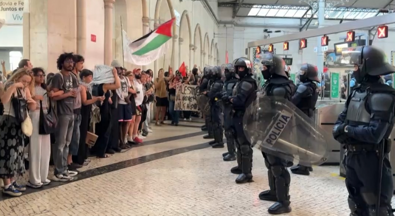 Imagem de PSP permanece no Rossio a acompanhar presença de manifestantes pró-Palestina