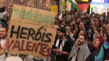 Imagem de Ativistas já chegaram a Lisboa, apoiantes pro-Palestina aguardam no aeroporto de Lisboa