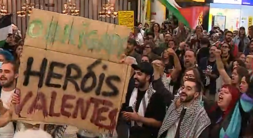Imagem de Ativistas já chegaram a Lisboa, apoiantes pro-Palestina aguardam no aeroporto de Lisboa