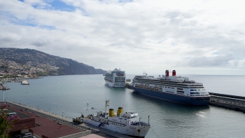 Imagem de Bolette e Emerald Princess animam Porto do Funchal
