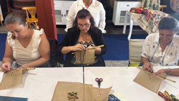 Imagem de São poucas as bordadeiras de casa que ainda fazem tapeçaria na Madeira (áudio)