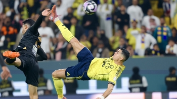Imagem de Ronaldo marca um golo de bicicleta na vitória do Al Nassr