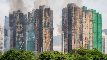 Imagem de Sobe para 83 o número de mortos na sequência do incêndio em Hong Kong