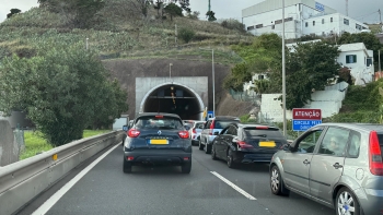 Imagem de Acidente entre duas viaturas cria longas filas na via rápida
