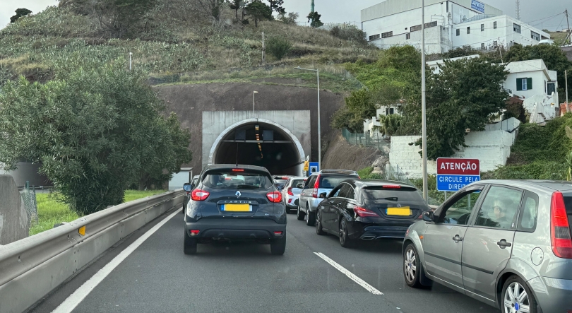 Imagem de Acidente entre duas viaturas cria longas filas na via rápida