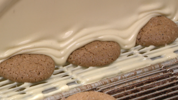 Imagem de Broas de mel cobertas de chocolate são novidade na doçaria regional (vídeo)