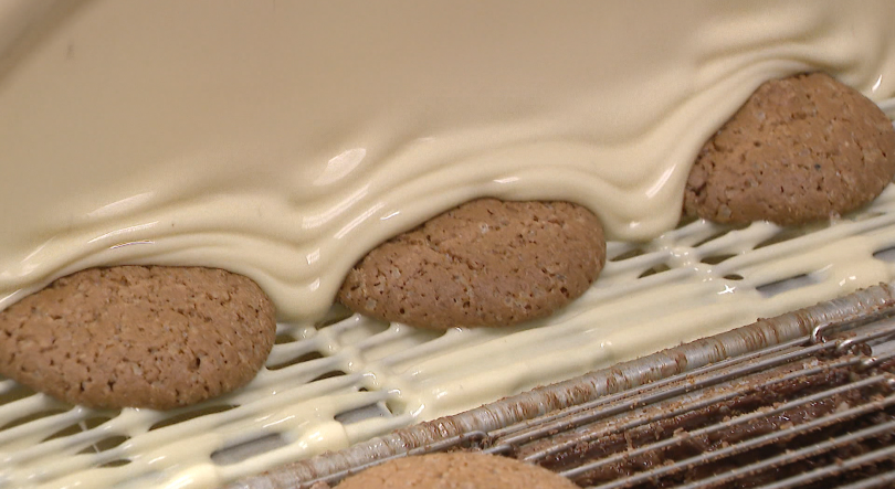 Imagem de Broas de mel cobertas de chocolate são novidade na doçaria regional (vídeo)