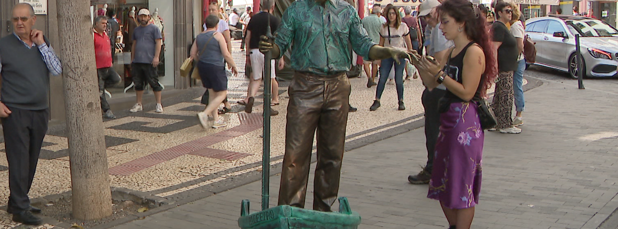 Imagem de Ruas do Funchal ficaram repletas de estátuas vivas (vídeo)